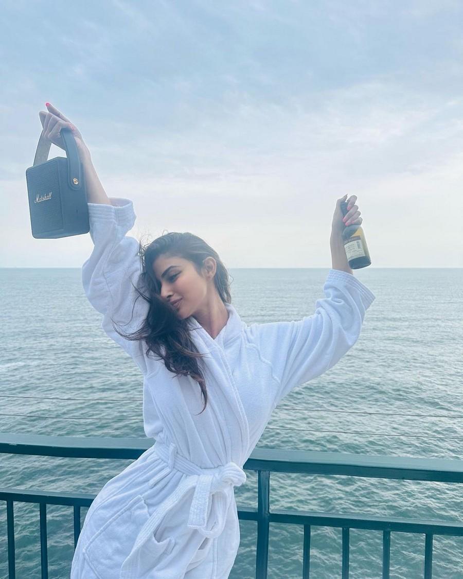 Mouni Roy 6