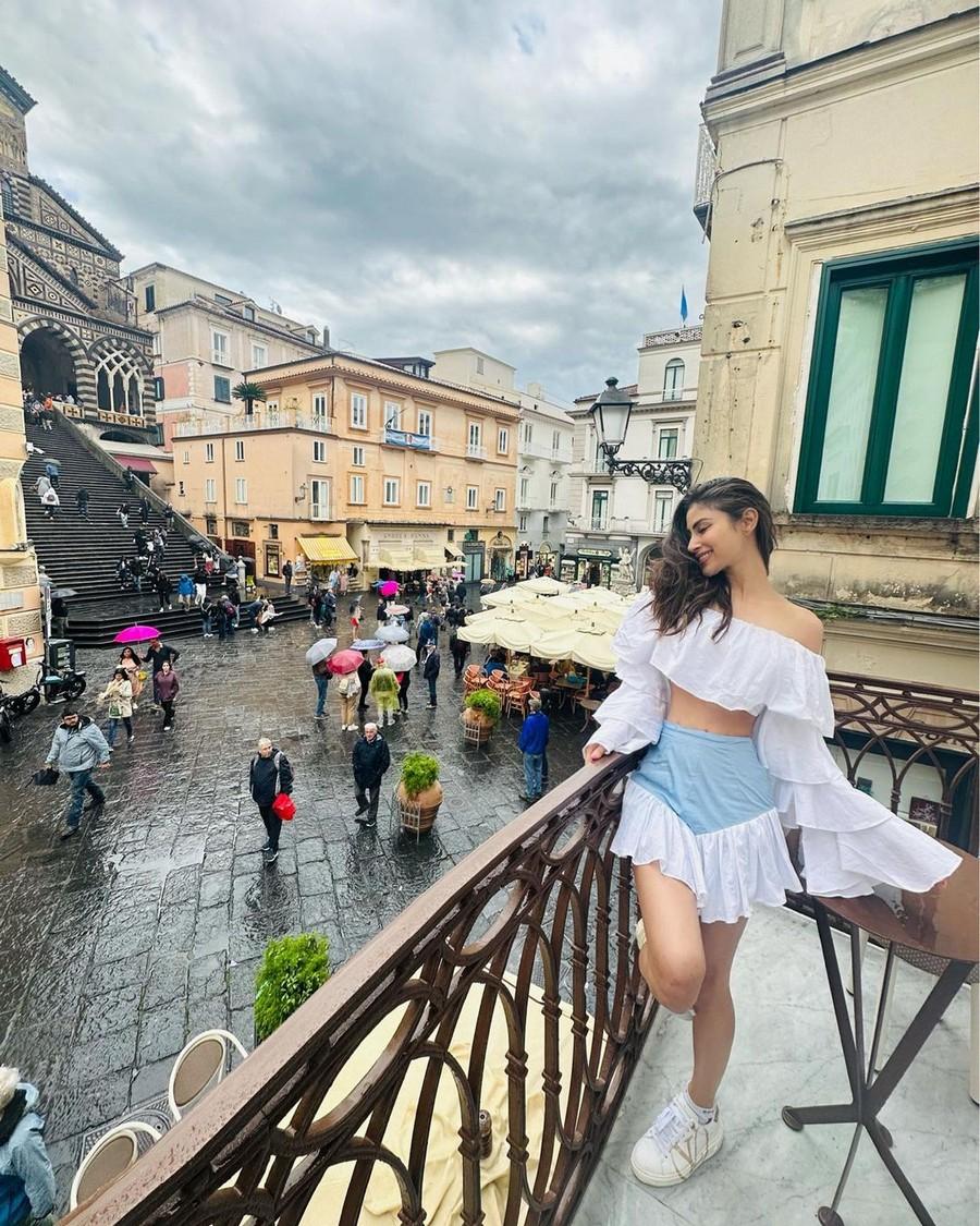 Mouni Roy 8
