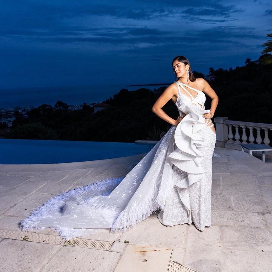 Mrunal Thakur 14