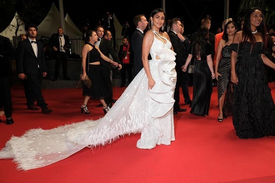 Mrunal Thakur 15
