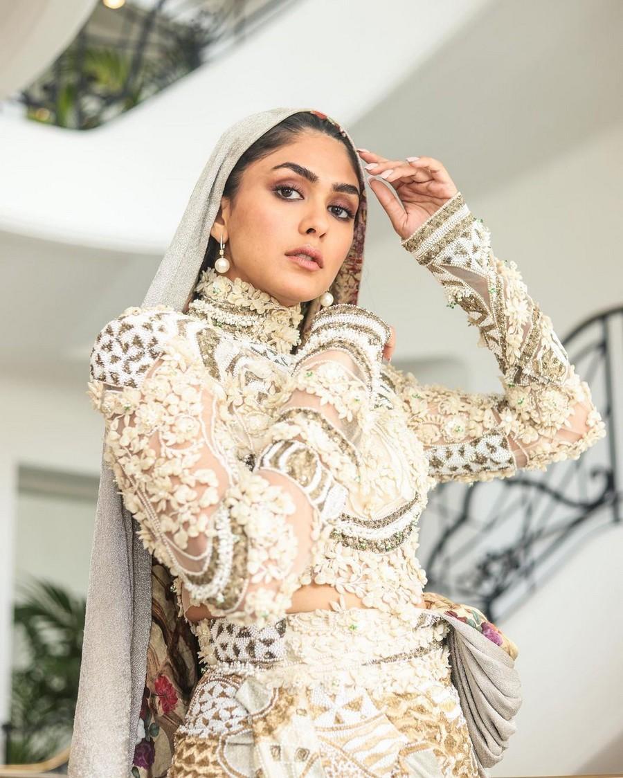 Mrunal Thakur 4