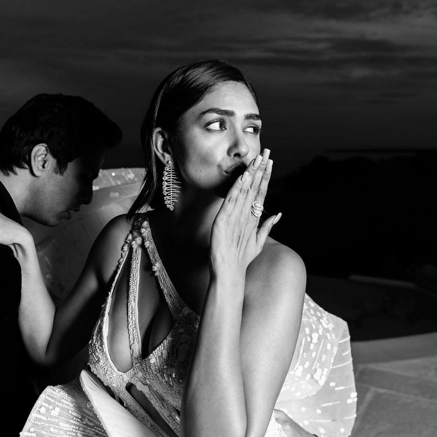 Mrunal Thakur 9