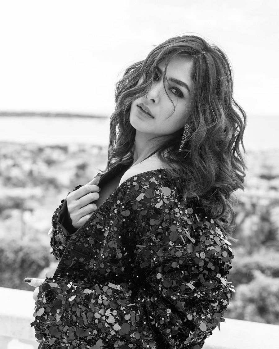 Mrunal Thakur 11