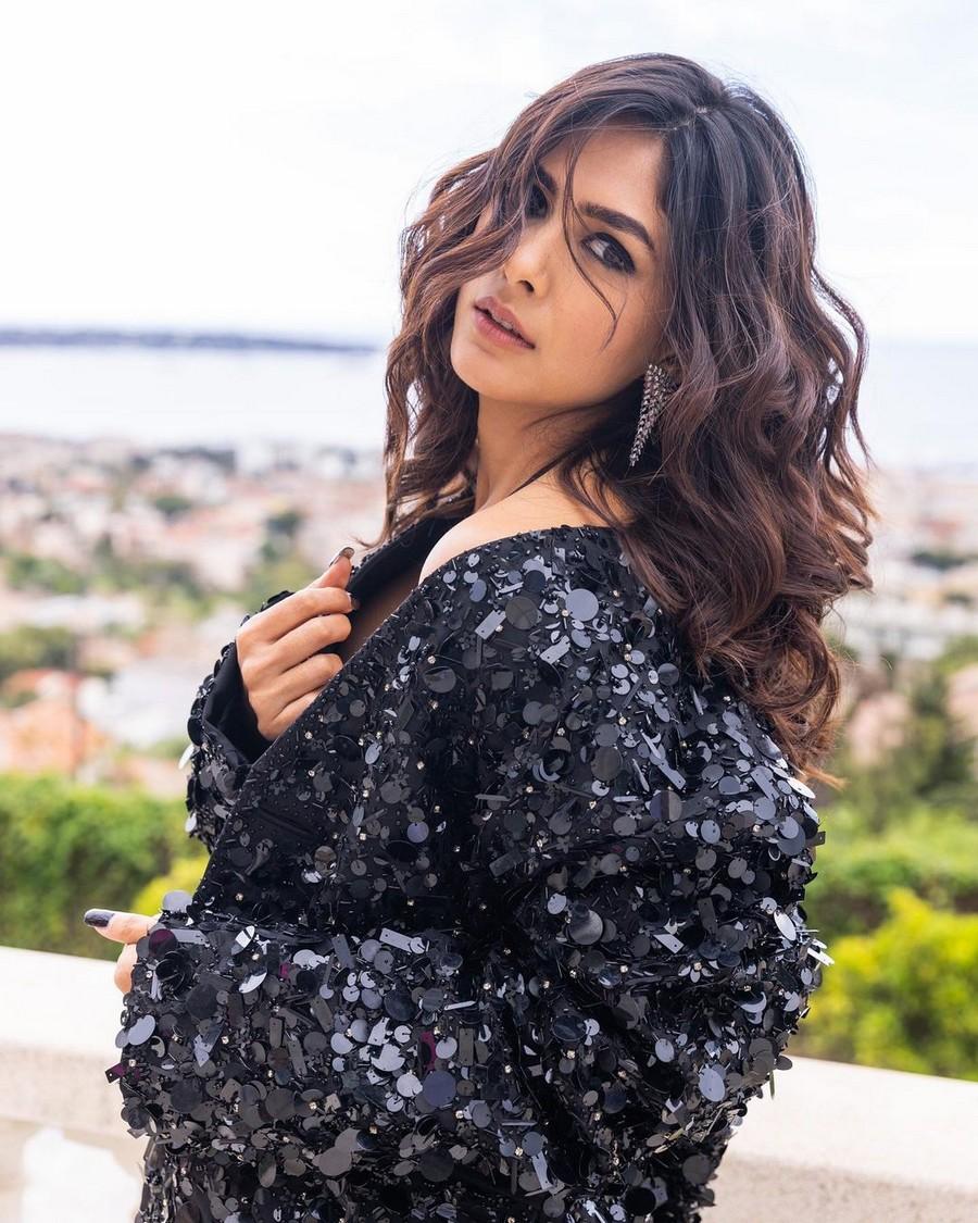 Mrunal Thakur 12
