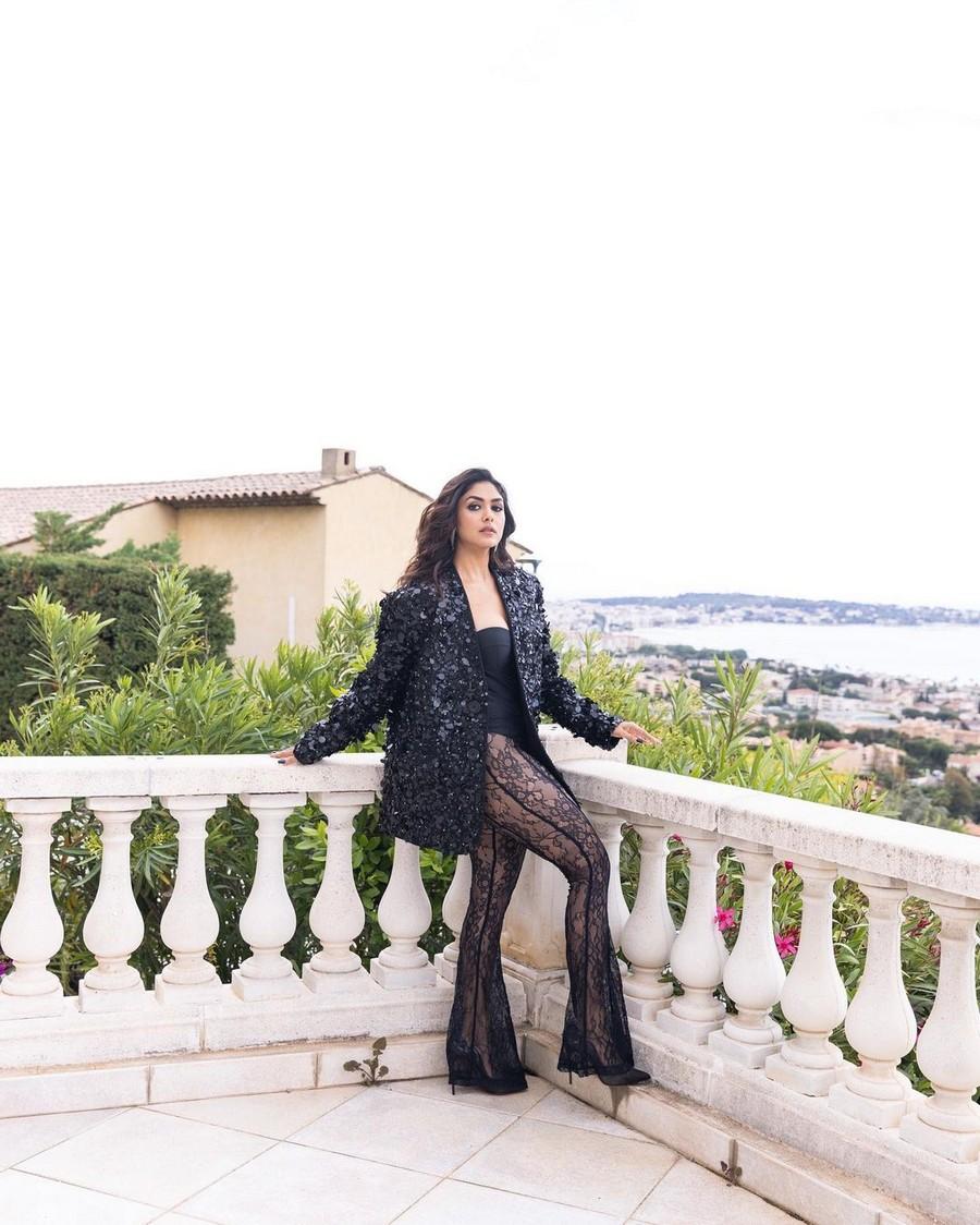 Mrunal Thakur 14