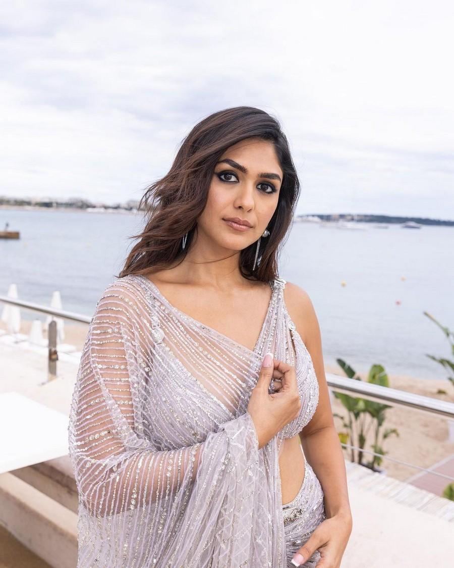 Mrunal Thakur 7