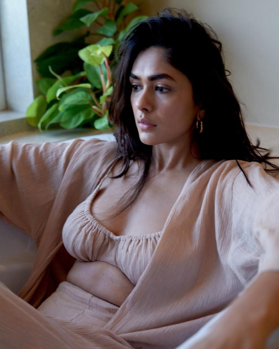 Mrunal Thakur 3