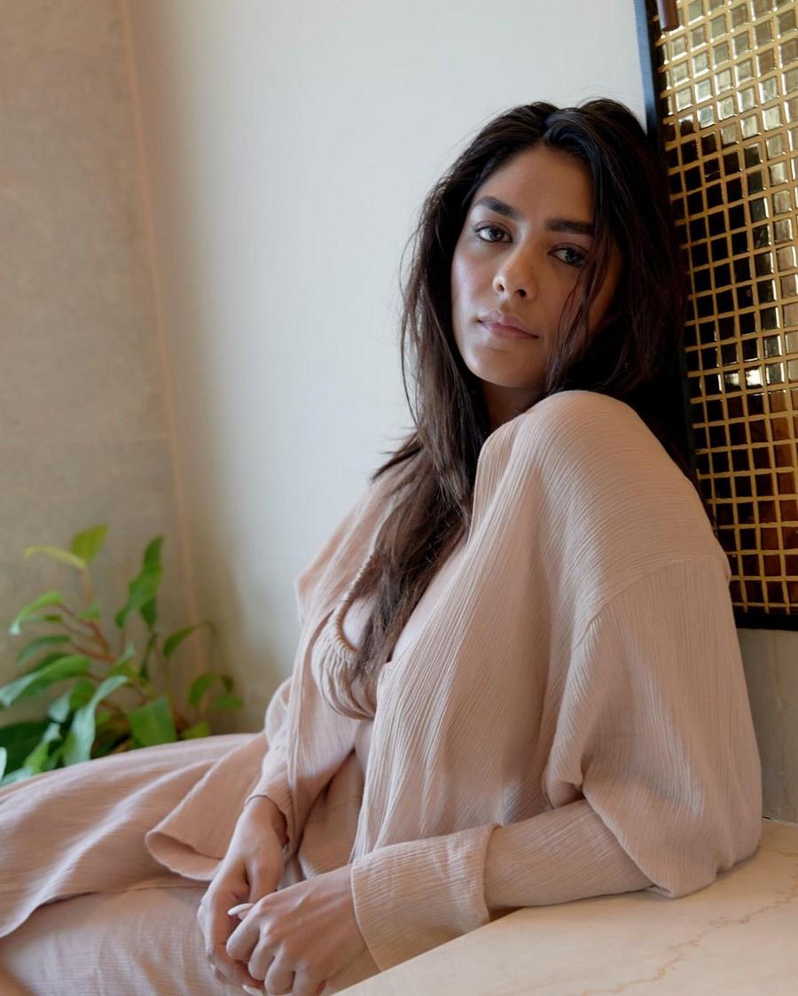 Mrunal Thakur 4
