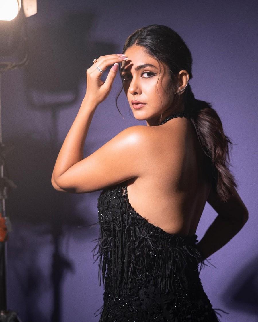 Mrunal Thakur 7