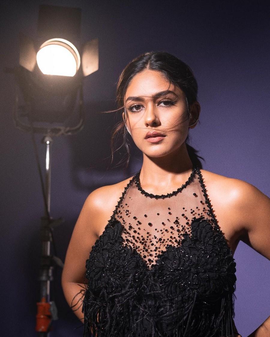 Mrunal Thakur 8