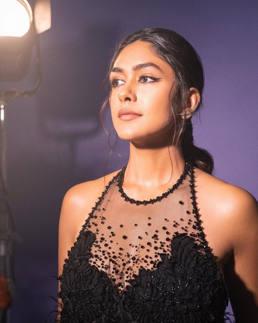 Mrunal Thakur 9