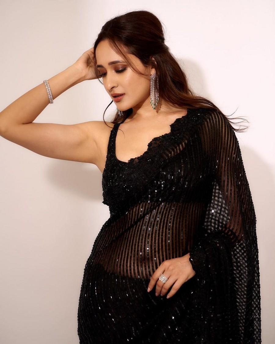 Pragya Jaiswal 4