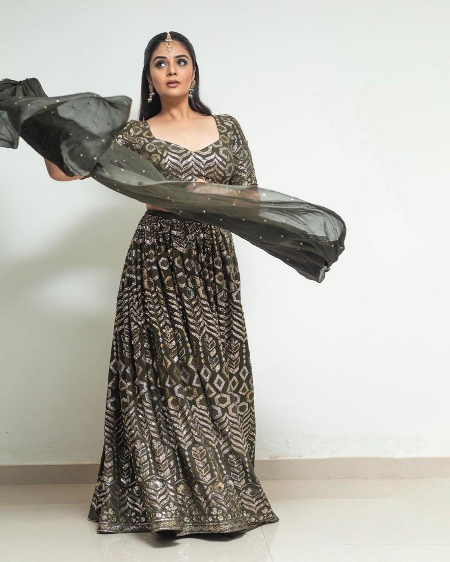 Sreemukhi 6