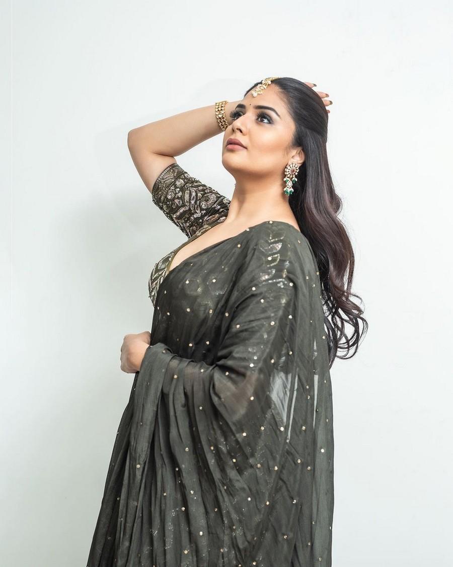 Sreemukhi 9