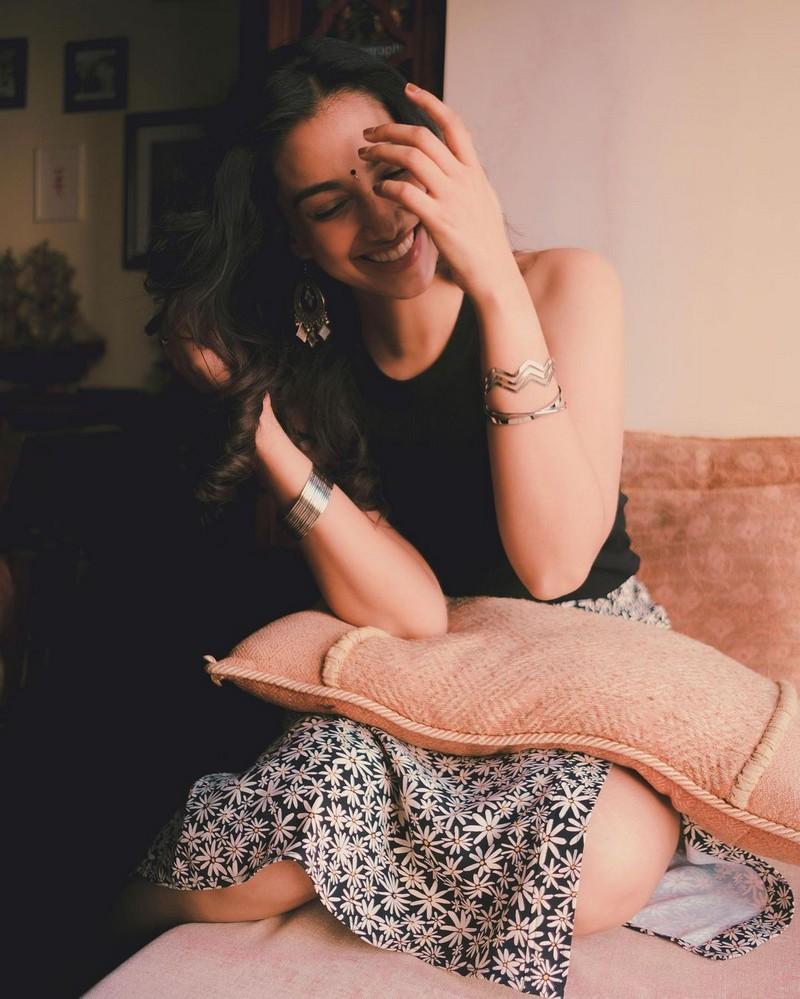 Meenakshii Chaudhary 1