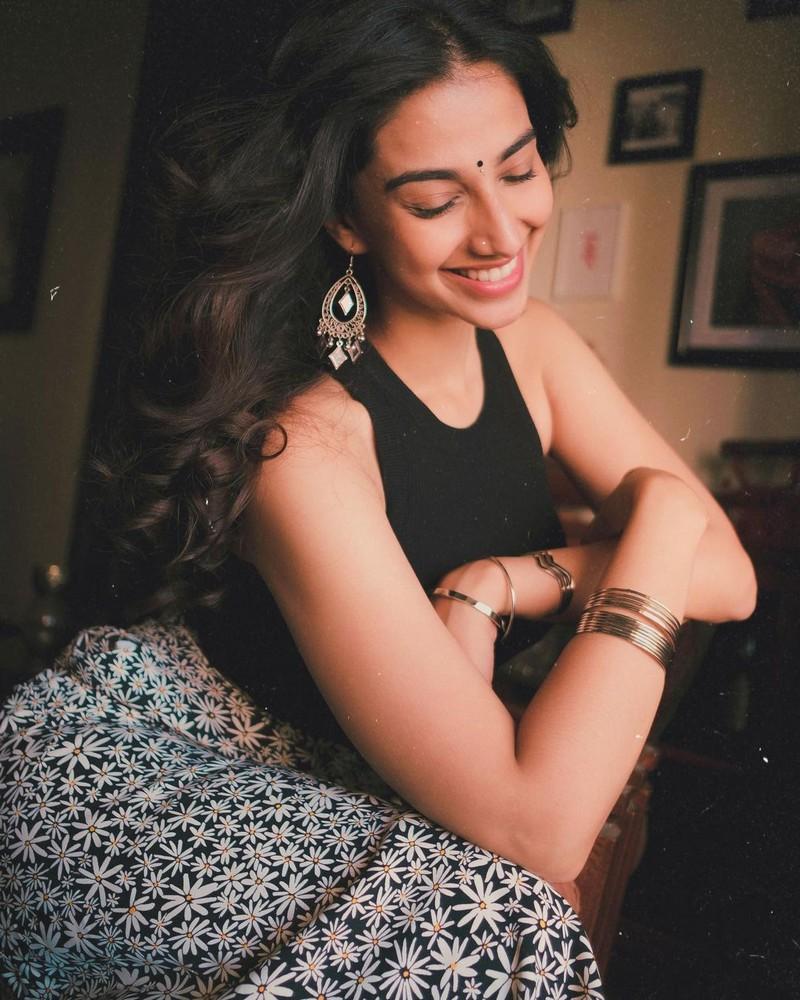 Meenakshii Chaudhary 3
