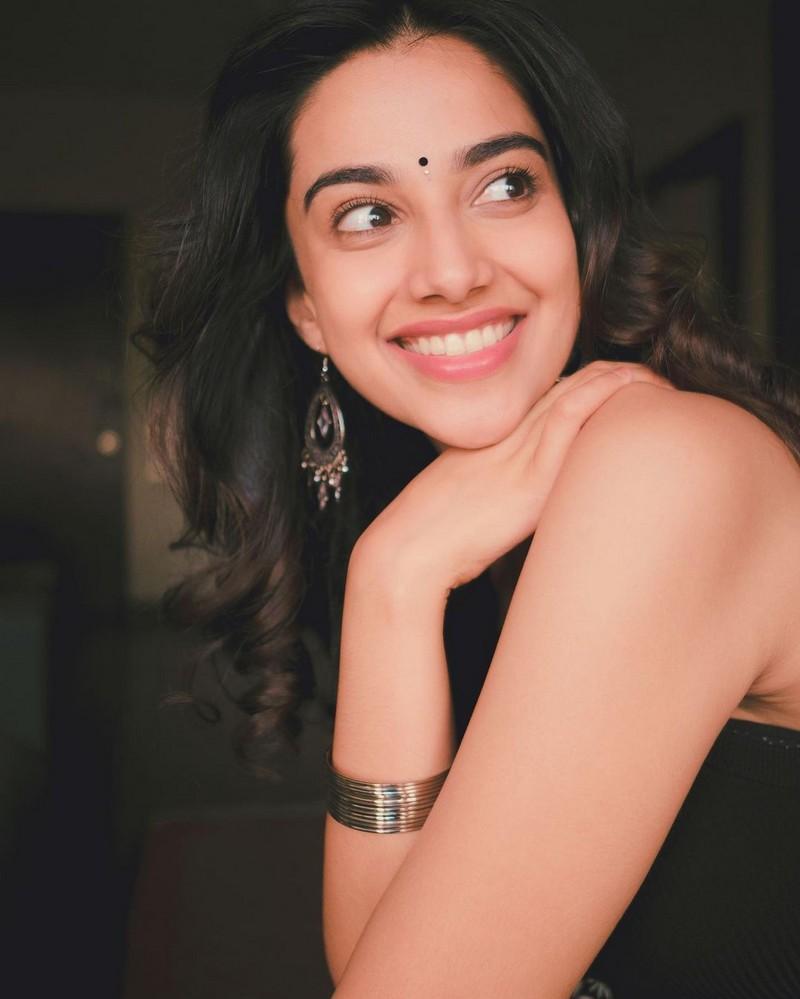 Meenakshii Chaudhary 6