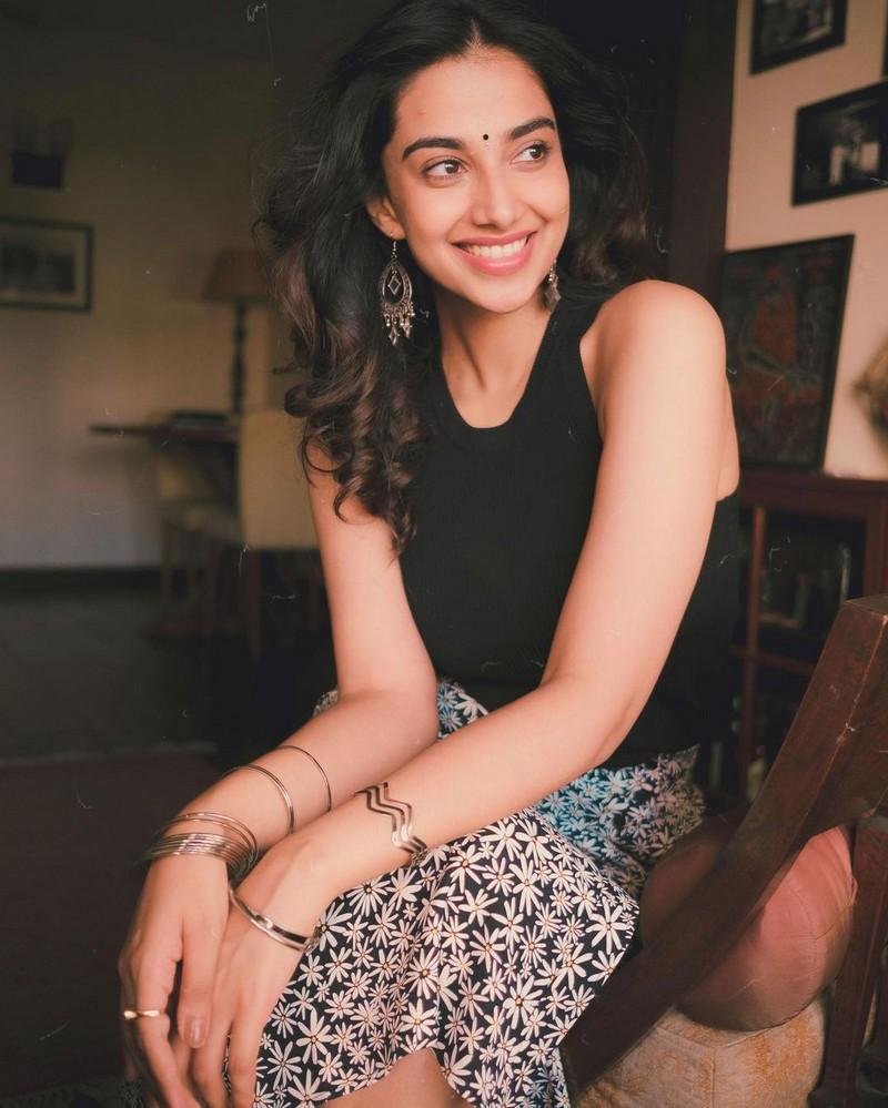 Meenakshii Chaudhary 7