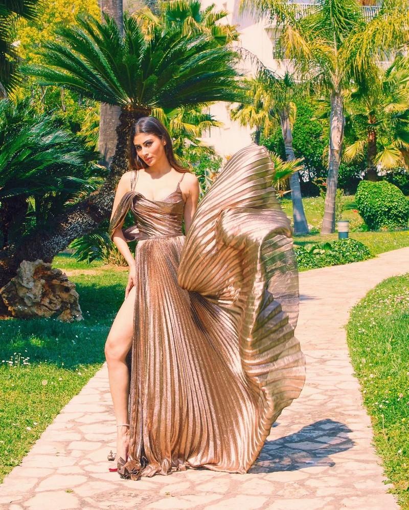 Mouni Roy 3