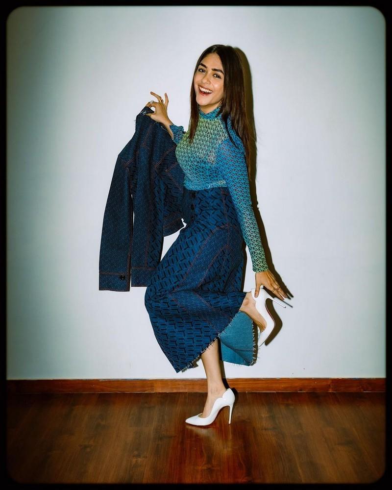 Mrunal Thakur 10