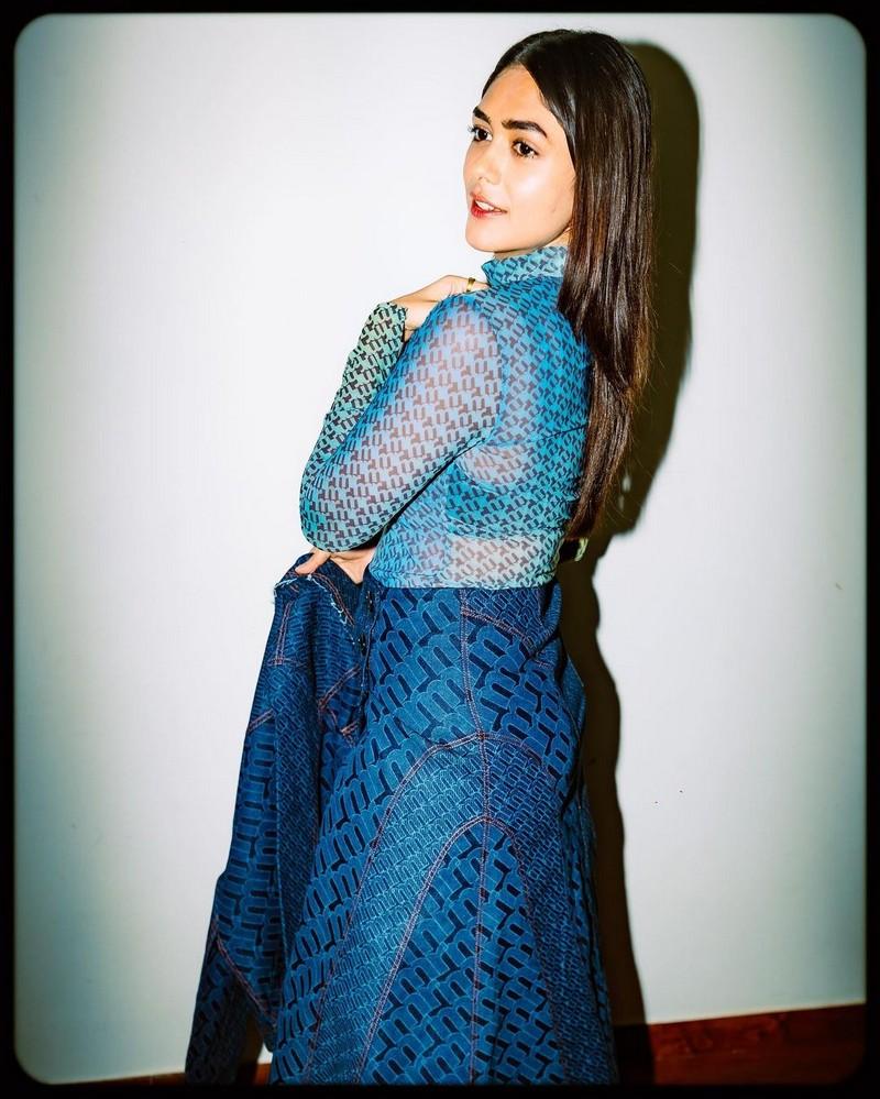 Mrunal Thakur 7