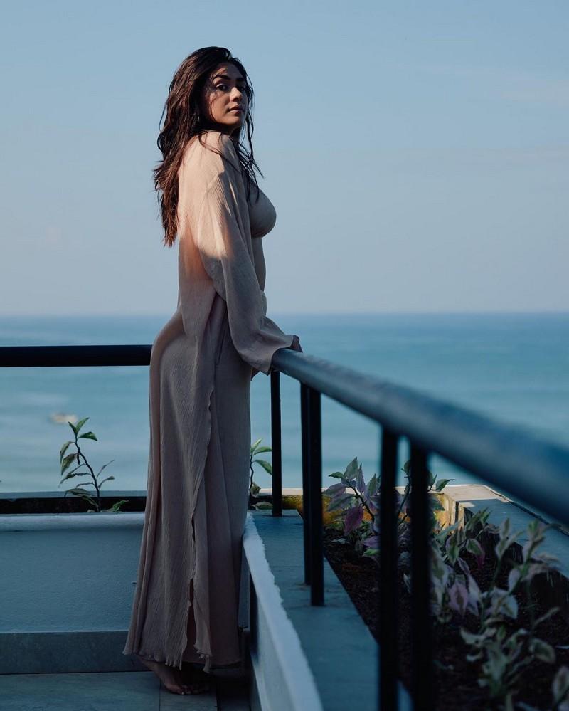 Mrunal Thakur 9