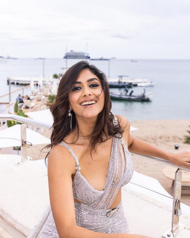 Mrunal Thakur 11