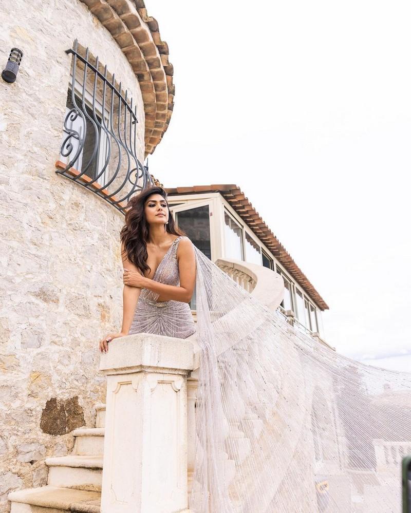 Mrunal Thakur 4