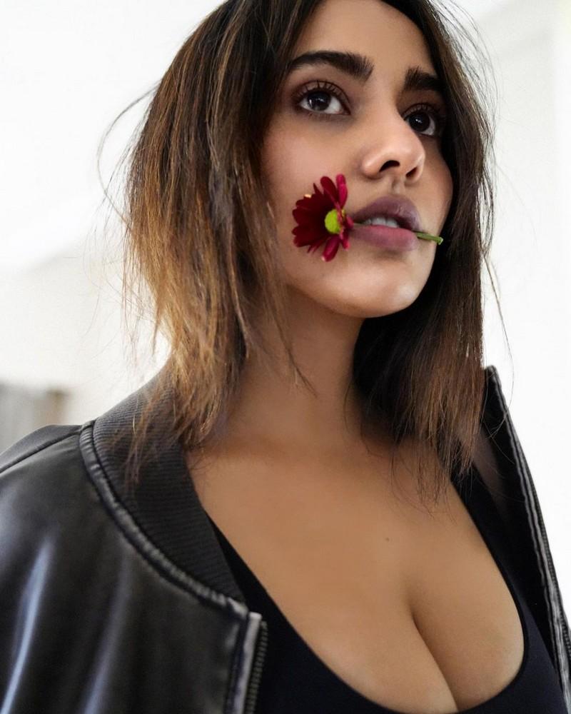 Neha Sharma 5