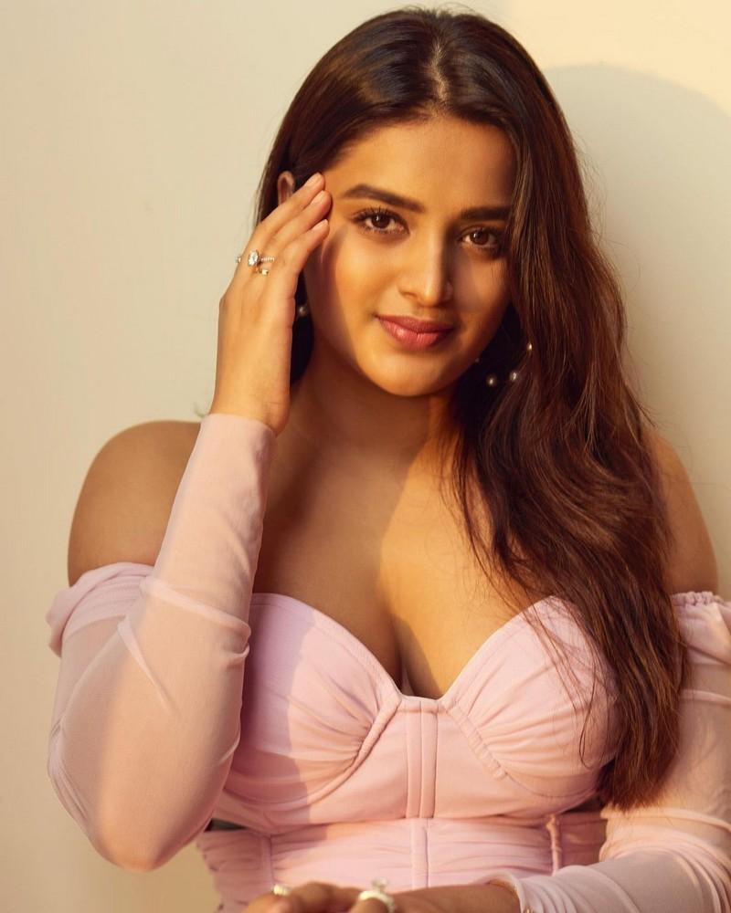 Nidhhi Agerwal 3