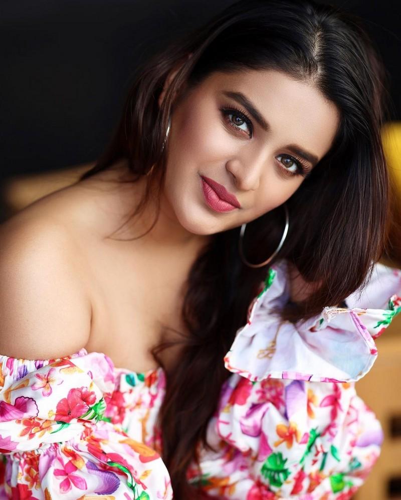 Nidhhi Agerwal 5