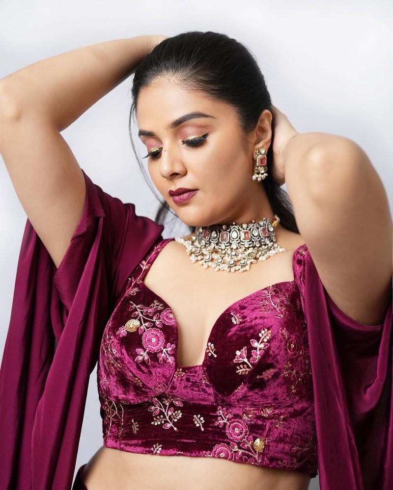Sreemukhi 7