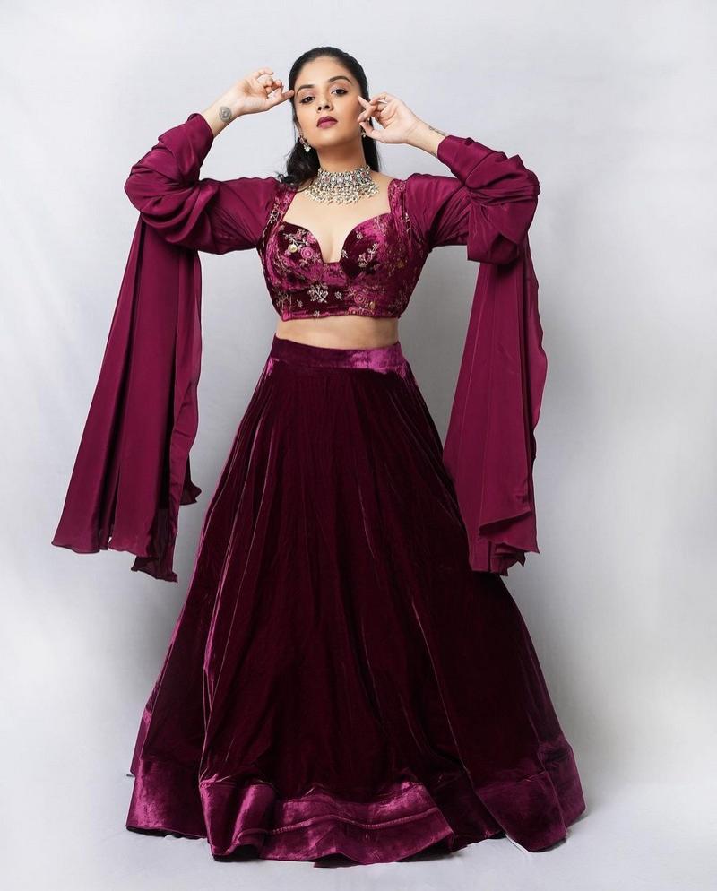 Sreemukhi 9