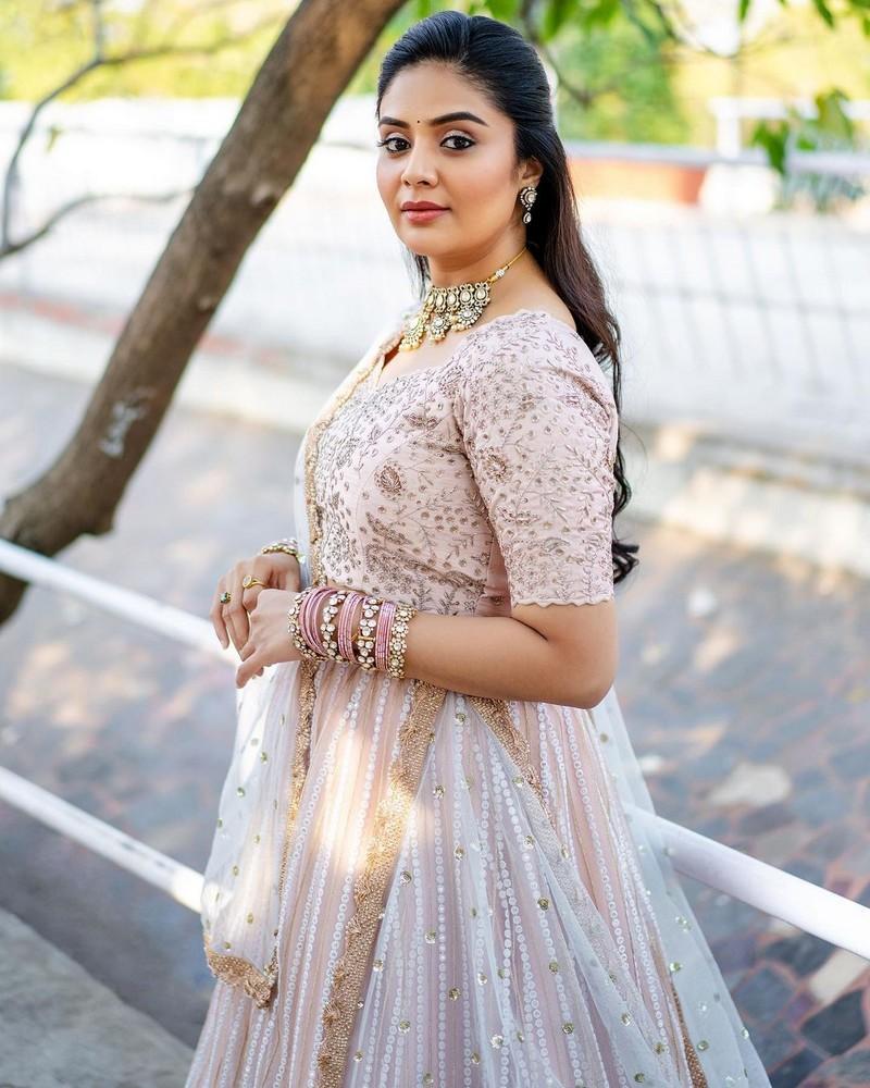 Sreemukhi 12