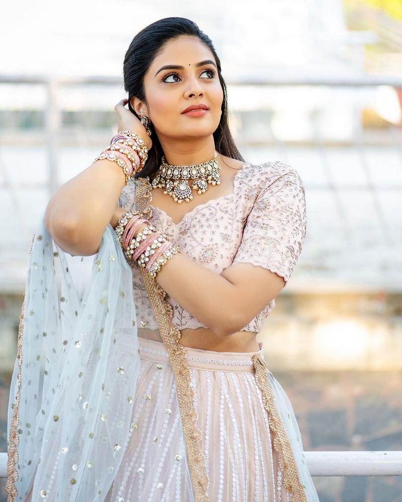 Sreemukhi 18