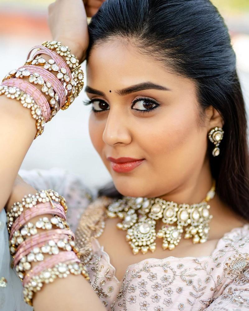 Sreemukhi 9