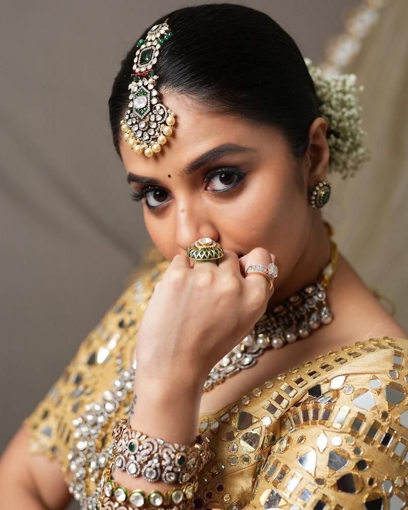 Sreemukhi 2
