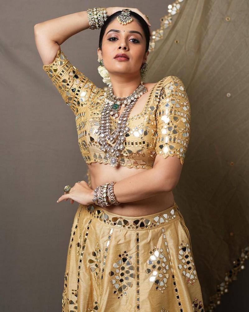 Sreemukhi 9