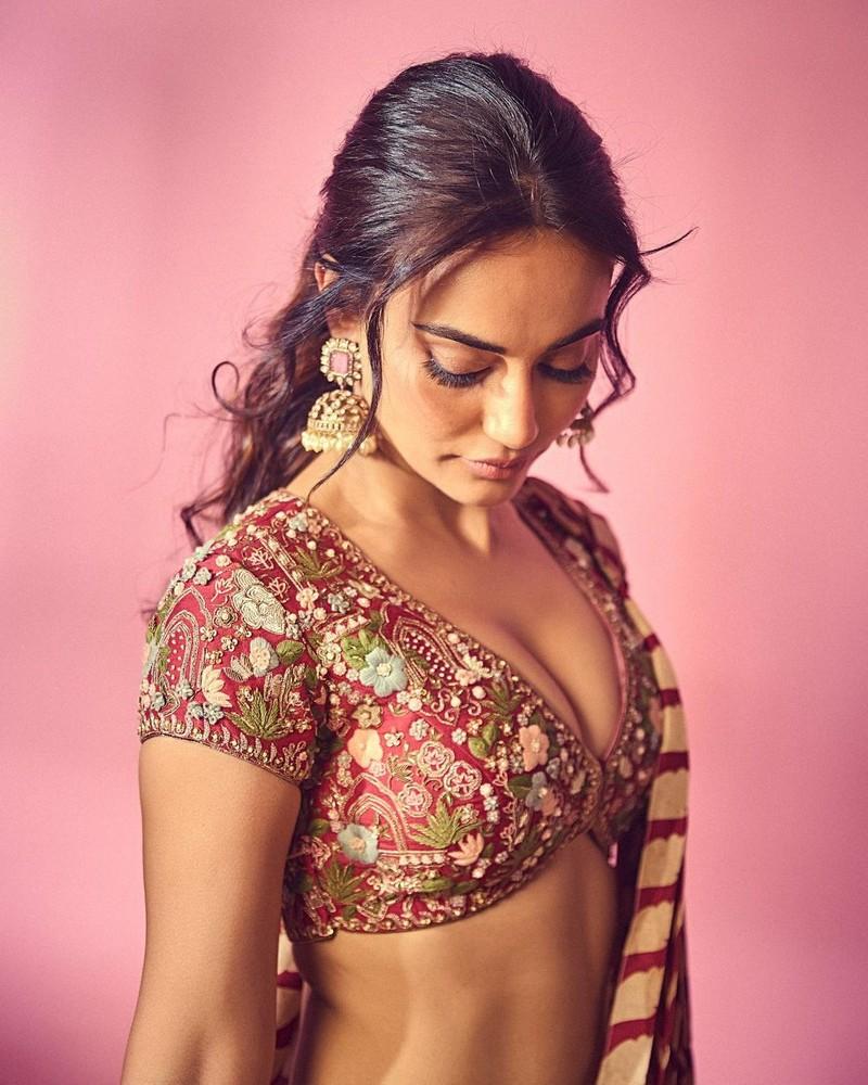 Surbhi Jyoti 11