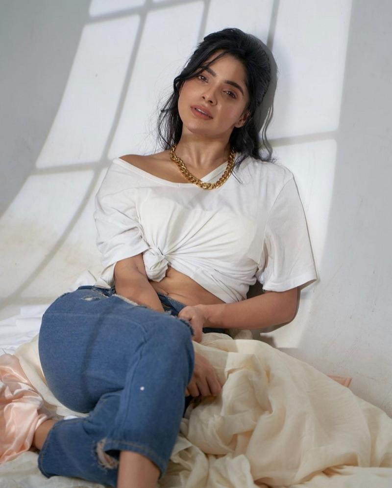 Divya Bharathi 1