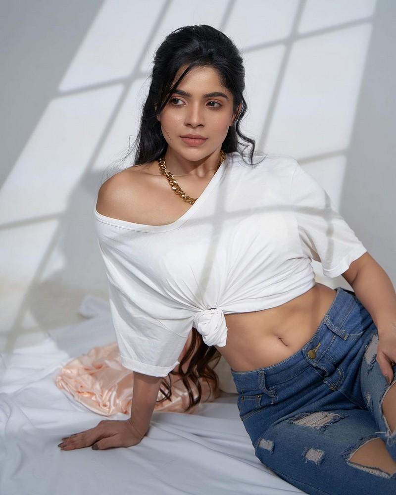 Divya Bharathi 3