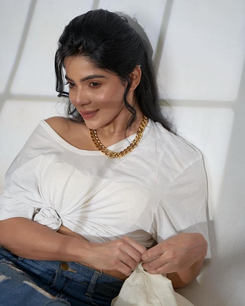 Divya Bharathi 4