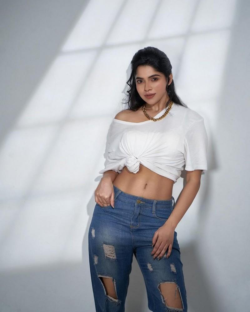 Divya Bharathi 6