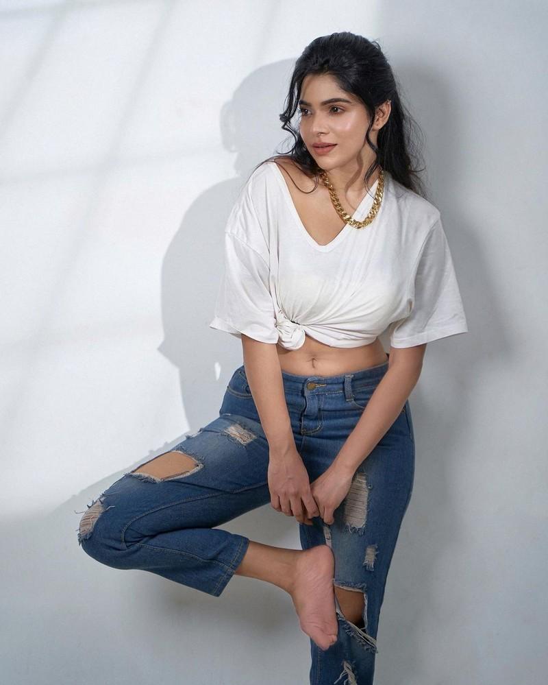 Divya Bharathi 7