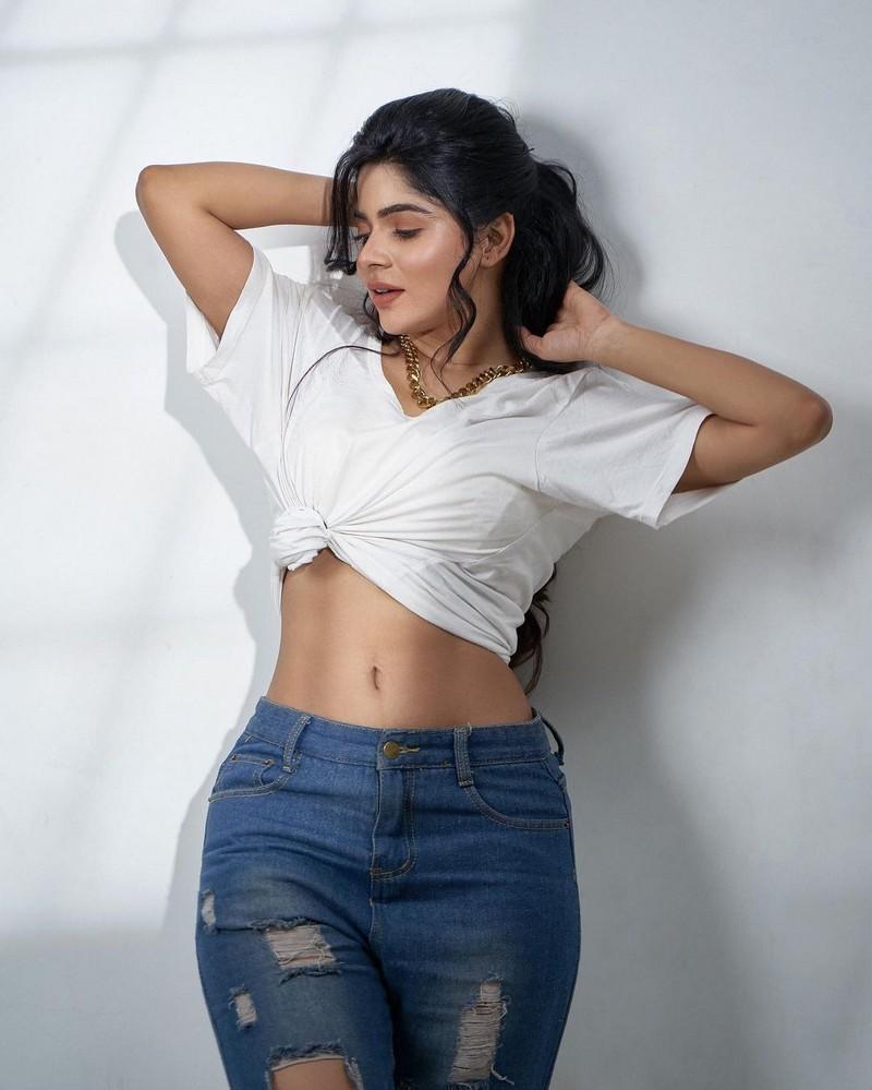 Divya Bharathi 8