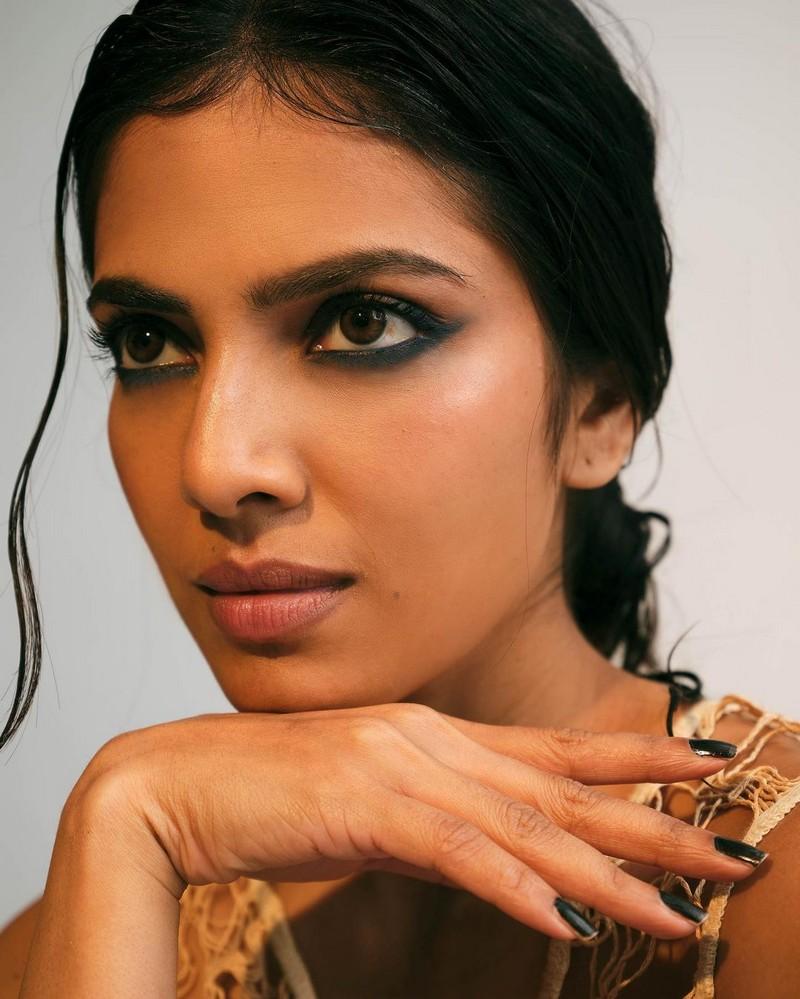Malavika Mohanan 15