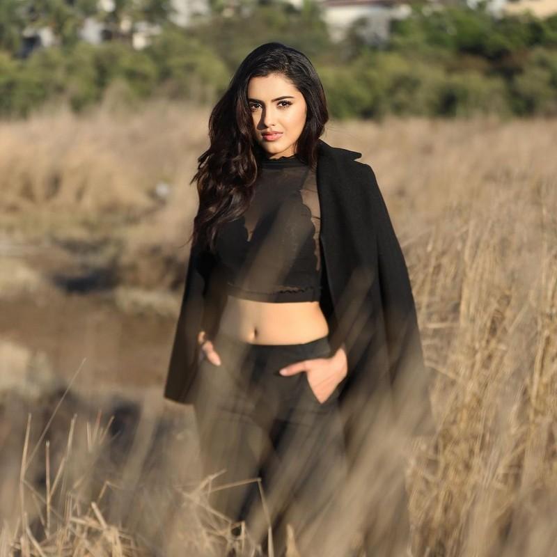 Malvika Sharma 6