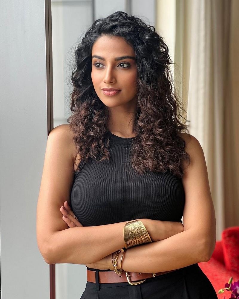 Meenakshii Chaudhary 3
