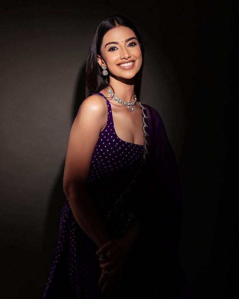 Meenakshii Chaudhary 4