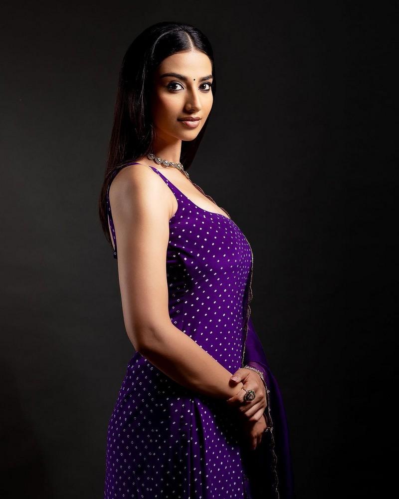Meenakshii Chaudhary 5